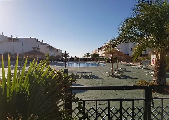 Casa Baja Naturista Con Patio En Primera Linea De Playa Con Piscina Comunitaria!